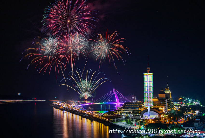新北市淡水區【淡水漁人碼頭煙火】淡水八里煙火拍攝點‧觀賞地點‧施放時間‧砲台位置‧交通‧公車‧渡輪│如何手機拍攝煙火‧手