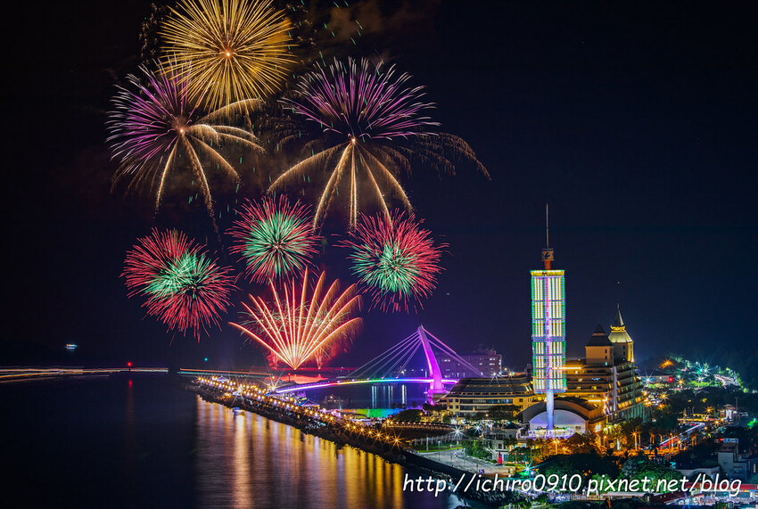 新北市淡水區【淡水漁人碼頭煙火】淡水八里煙火拍攝點‧觀賞地點‧施放時間‧砲台位置‧交通‧公車‧渡輪│如何手機拍攝煙火‧手
