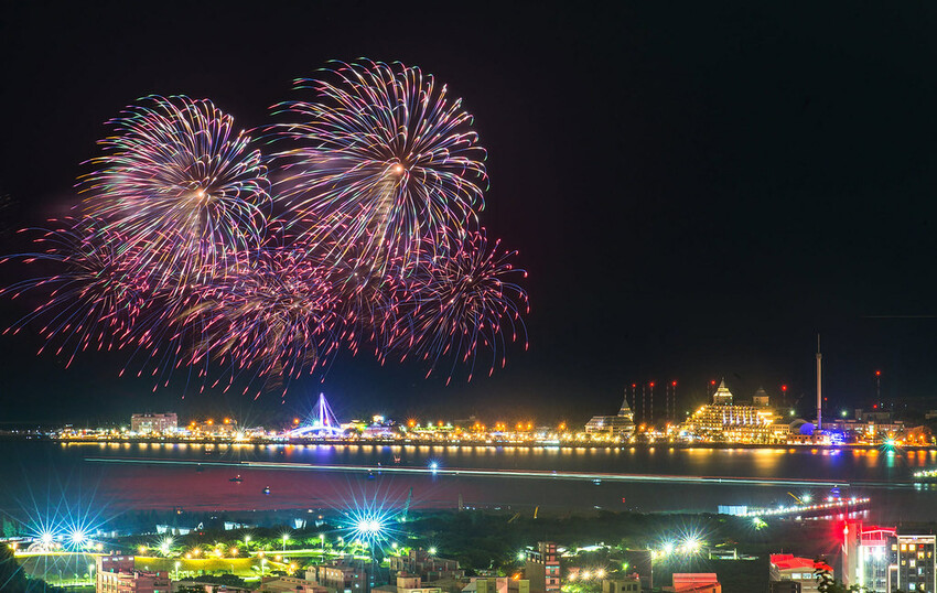 新北市淡水區【淡水漁人碼頭煙火】淡水八里煙火拍攝點‧觀賞地點‧施放時間‧砲台位置‧交通‧公車‧渡輪│如何手機拍攝煙火‧手
