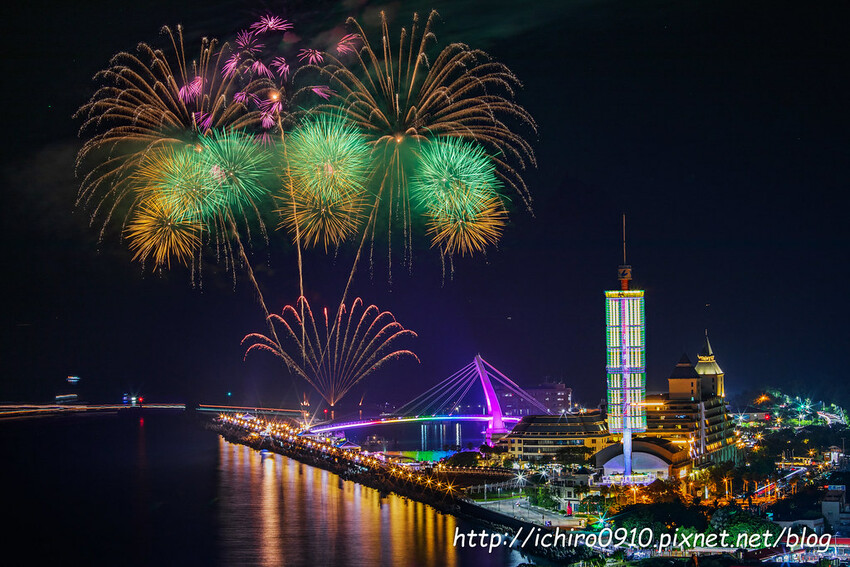 新北市淡水區【淡水漁人碼頭煙火】淡水八里煙火拍攝點‧觀賞地點‧施放時間‧砲台位置‧交通‧公車‧渡輪│如何手機拍攝煙火‧手