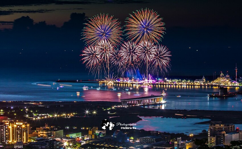 新北市淡水區【淡水漁人碼頭煙火】淡水八里煙火拍攝點‧觀賞地點‧施放時間‧砲台位置‧交通‧公車‧渡輪│如何手機拍攝煙火‧手