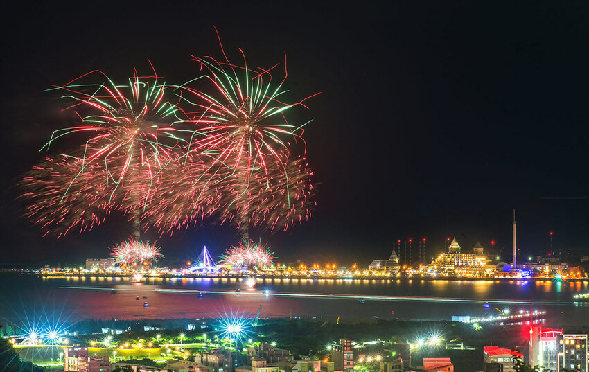 新北市淡水區【淡水漁人碼頭煙火】淡水八里煙火拍攝點‧觀賞地點‧施放時間‧砲台位置‧交通‧公車‧渡輪│如何手機拍攝煙火‧手