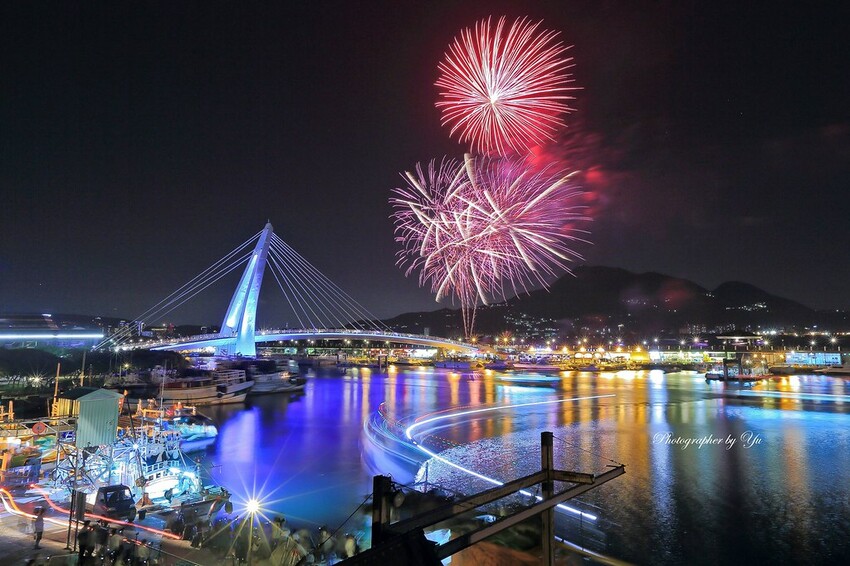 新北市淡水區【淡水漁人碼頭煙火】淡水八里煙火拍攝點‧觀賞地點‧施放時間‧砲台位置‧交通‧公車‧渡輪│如何手機拍攝煙火‧手