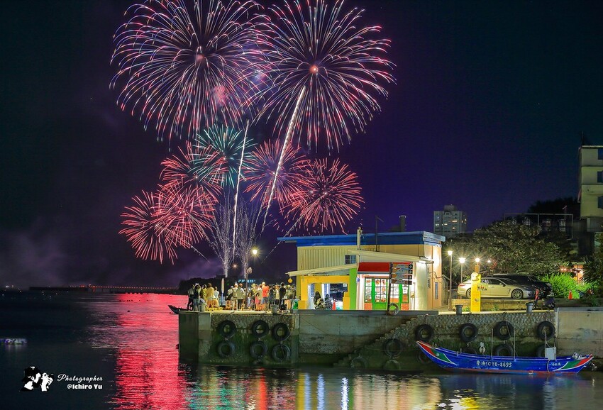 新北市淡水區【淡水漁人碼頭煙火】淡水八里煙火拍攝點‧觀賞地點‧施放時間‧砲台位置‧交通‧公車‧渡輪│如何手機拍攝煙火‧手