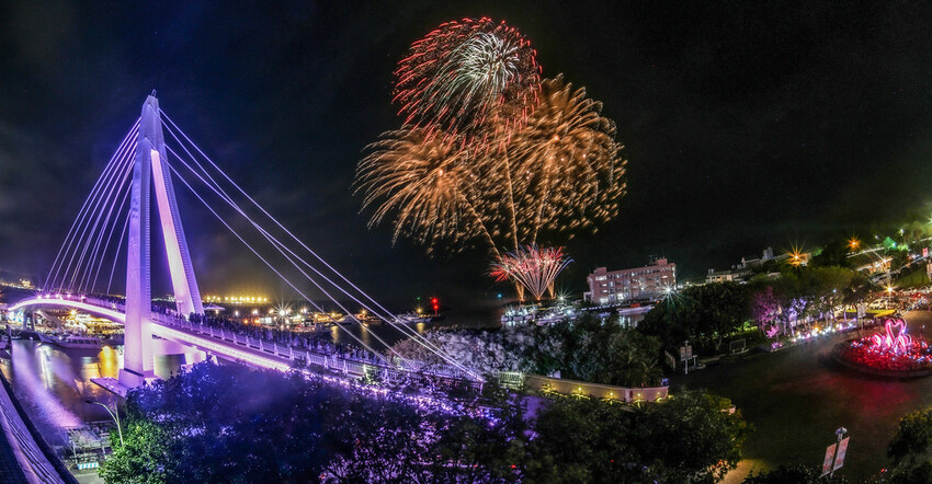 新北市淡水區【淡水漁人碼頭煙火】淡水八里煙火拍攝點‧觀賞地點‧施放時間‧砲台位置‧交通‧公車‧渡輪│如何手機拍攝煙火‧手