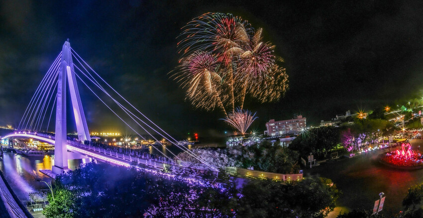 新北市淡水區【淡水漁人碼頭煙火】淡水八里煙火拍攝點‧觀賞地點‧施放時間‧砲台位置‧交通‧公車‧渡輪│如何手機拍攝煙火‧手