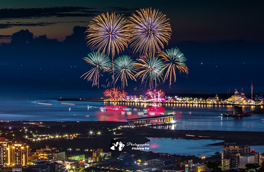 新北市淡水區【淡水漁人碼頭煙火】淡水八里煙火拍攝點‧觀賞地點‧施放時間‧砲台位置‧交通‧公車‧渡輪│如何手機拍攝煙火‧手