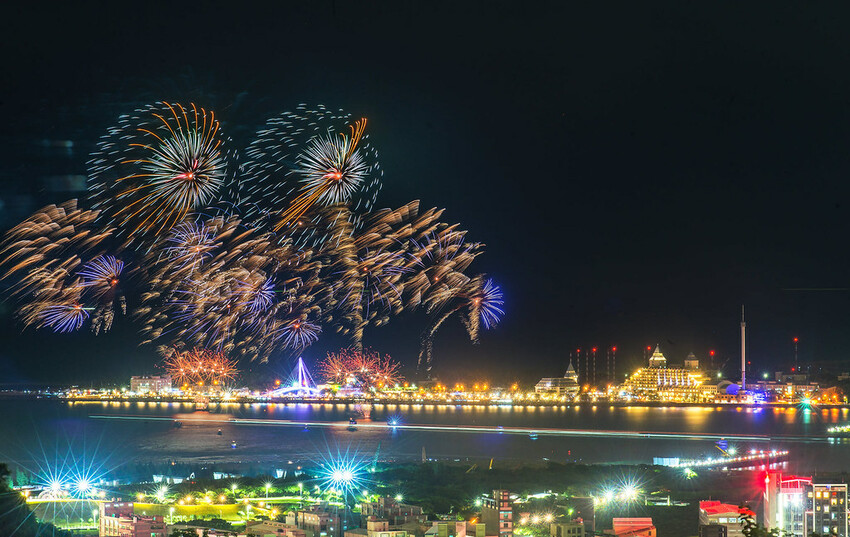 新北市淡水區【淡水漁人碼頭煙火】淡水八里煙火拍攝點‧觀賞地點‧施放時間‧砲台位置‧交通‧公車‧渡輪│如何手機拍攝煙火‧手