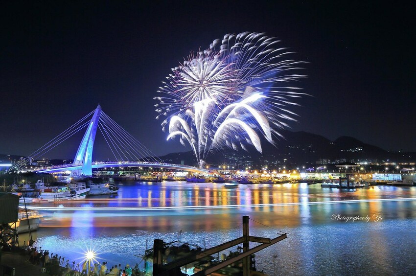 新北市淡水區【淡水漁人碼頭煙火】淡水八里煙火拍攝點‧觀賞地點‧施放時間‧砲台位置‧交通‧公車‧渡輪│如何手機拍攝煙火‧手