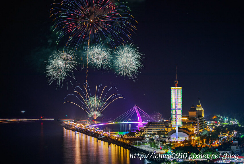 新北市淡水區【淡水漁人碼頭煙火】淡水八里煙火拍攝點‧觀賞地點‧施放時間‧砲台位置‧交通‧公車‧渡輪│如何手機拍攝煙火‧手