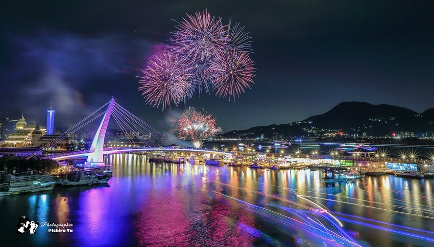 新北市淡水區【淡水漁人碼頭煙火】淡水八里煙火拍攝點‧觀賞地點‧施放時間‧砲台位置‧交通‧公車‧渡輪│如何手機拍攝煙火‧手