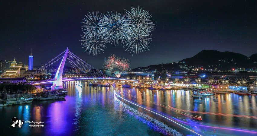 新北市淡水區【淡水漁人碼頭煙火】淡水八里煙火拍攝點‧觀賞地點‧施放時間‧砲台位置‧交通‧公車‧渡輪│如何手機拍攝煙火‧手