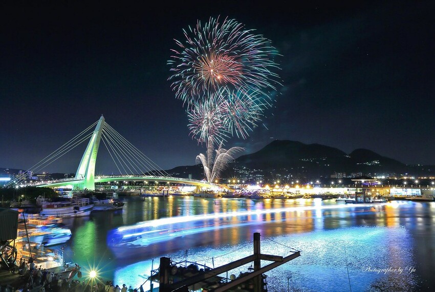 新北市淡水區【淡水漁人碼頭煙火】淡水八里煙火拍攝點‧觀賞地點‧施放時間‧砲台位置‧交通‧公車‧渡輪│如何手機拍攝煙火‧手