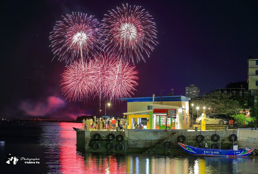 新北市淡水區【淡水漁人碼頭煙火】淡水八里煙火拍攝點‧觀賞地點‧施放時間‧砲台位置‧交通‧公車‧渡輪│如何手機拍攝煙火‧手