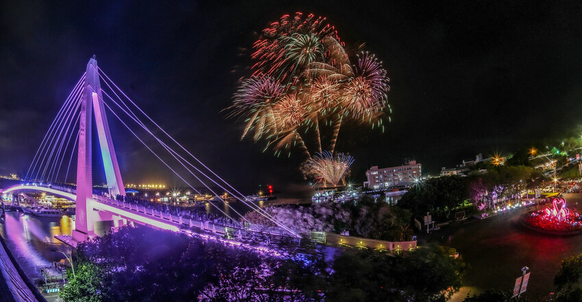 新北市淡水區【淡水漁人碼頭煙火】淡水八里煙火拍攝點‧觀賞地點‧施放時間‧砲台位置‧交通‧公車‧渡輪│如何手機拍攝煙火‧手