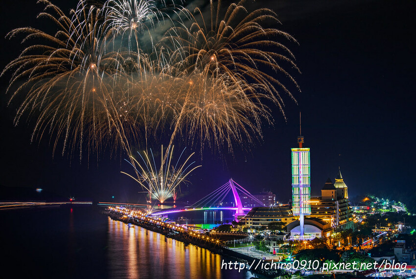 新北市淡水區【淡水漁人碼頭煙火】淡水八里煙火拍攝點‧觀賞地點‧施放時間‧砲台位置‧交通‧公車‧渡輪│如何手機拍攝煙火‧手