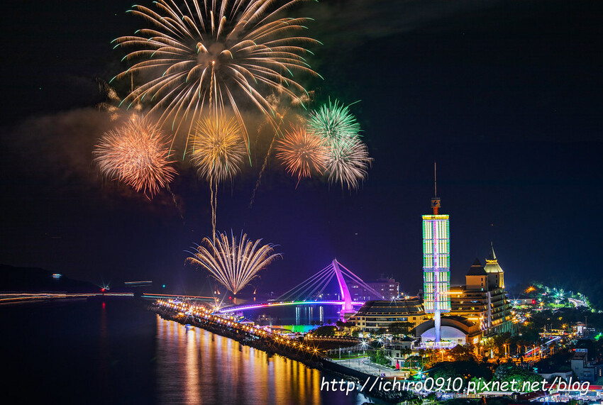 新北市淡水區【淡水漁人碼頭煙火】淡水八里煙火拍攝點‧觀賞地點‧施放時間‧砲台位置‧交通‧公車‧渡輪│如何手機拍攝煙火‧手