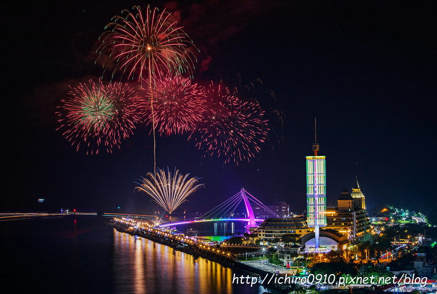 新北市淡水區【淡水漁人碼頭煙火】淡水八里煙火拍攝點‧觀賞地點‧施放時間‧砲台位置‧交通‧公車‧渡輪│如何手機拍攝煙火‧手