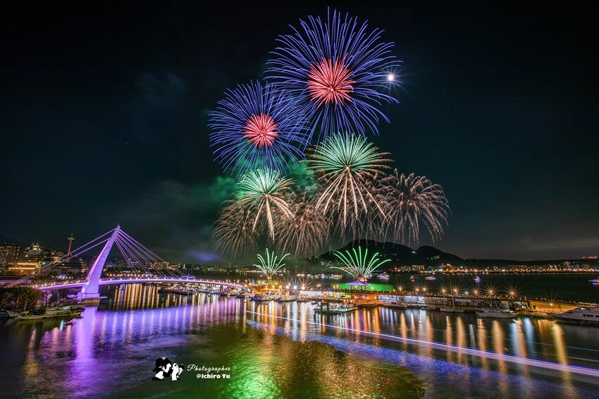 新北市淡水區【淡水漁人碼頭煙火】淡水八里煙火拍攝點‧觀賞地點‧施放時間‧砲台位置‧交通‧公車‧渡輪│如何手機拍攝煙火‧手