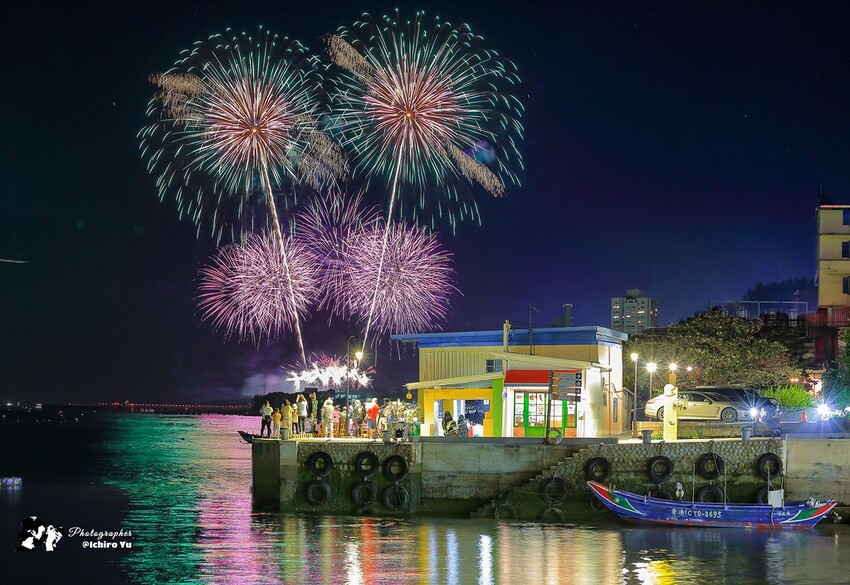 新北市淡水區【淡水漁人碼頭煙火】淡水八里煙火拍攝點‧觀賞地點‧施放時間‧砲台位置‧交通‧公車‧渡輪│如何手機拍攝煙火‧手