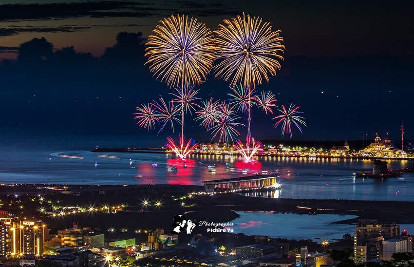 新北市淡水區【淡水漁人碼頭煙火】淡水八里煙火拍攝點‧觀賞地點‧施放時間‧砲台位置‧交通‧公車‧渡輪│如何手機拍攝煙火‧手