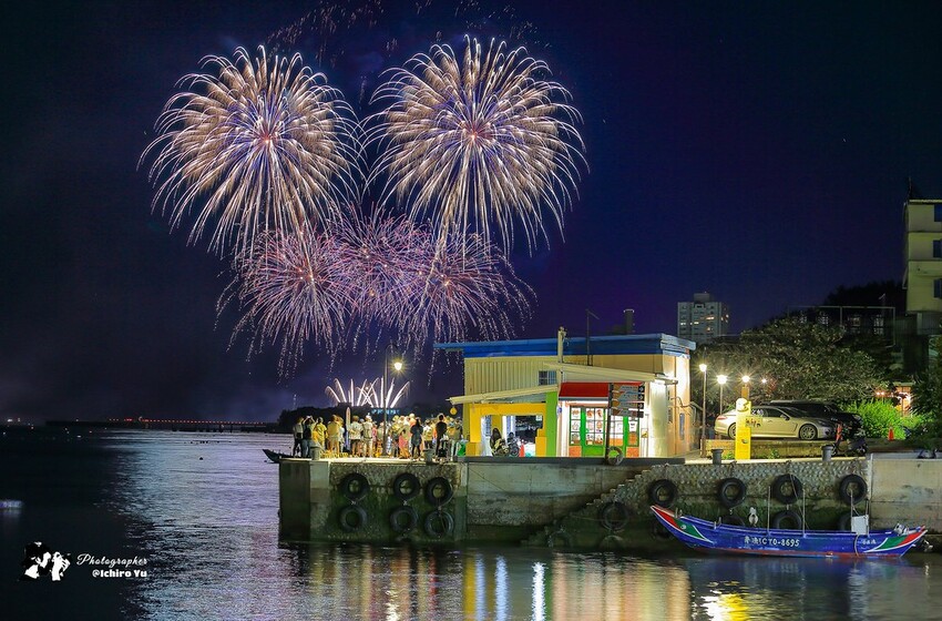 新北市淡水區【淡水漁人碼頭煙火】淡水八里煙火拍攝點‧觀賞地點‧施放時間‧砲台位置‧交通‧公車‧渡輪│如何手機拍攝煙火‧手