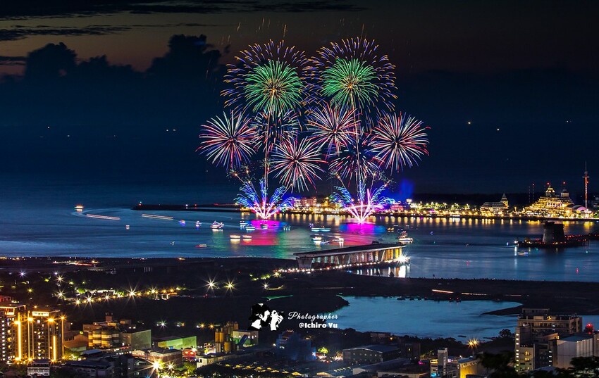 新北市淡水區【淡水漁人碼頭煙火】淡水八里煙火拍攝點‧觀賞地點‧施放時間‧砲台位置‧交通‧公車‧渡輪│如何手機拍攝煙火‧手