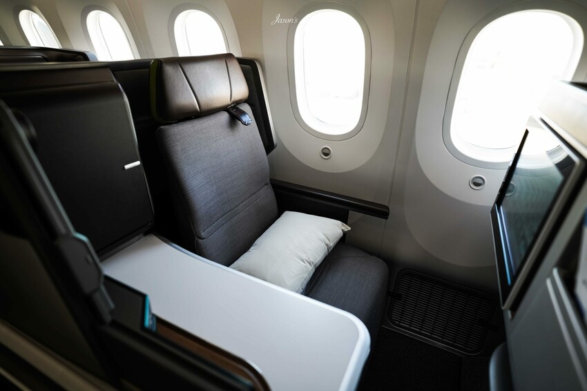 桃園市大園區【長榮航空商務艙】ANA哩程兌換星空聯盟，台北飛往福岡波音787商務艙開箱，日式料理很精緻，