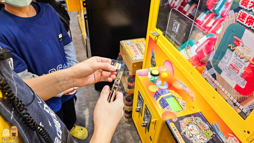 三重親子友善夾娃娃機-熊嗨星樂園 小朋友有保夾機制，店員親自幫擺槍位，還有龍蝦牛排可以夾