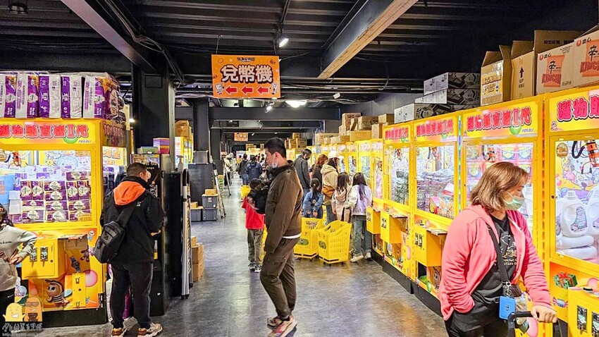 三重親子友善夾娃娃機-熊嗨星樂園 小朋友有保夾機制，店員親自幫擺槍位，還有龍蝦牛排可以夾