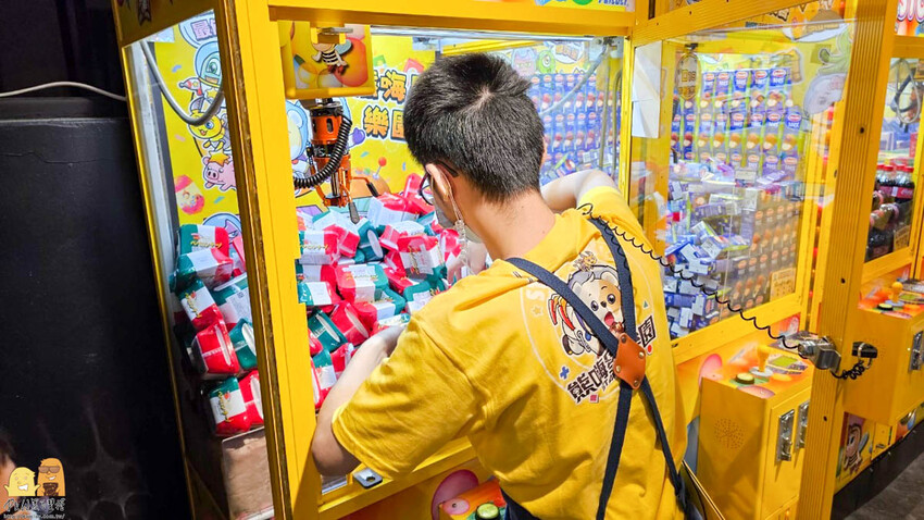 三重親子友善夾娃娃機-熊嗨星樂園 小朋友有保夾機制，店員親自幫擺槍位，還有龍蝦牛排可以夾