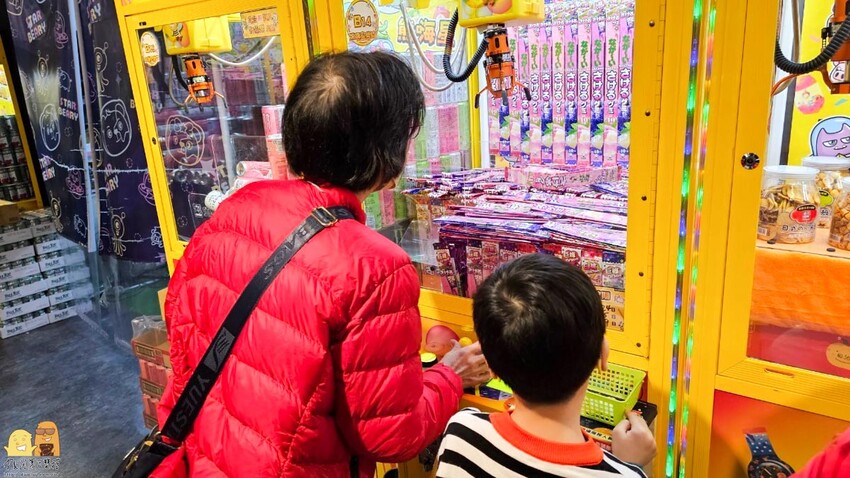 三重親子友善夾娃娃機-熊嗨星樂園 小朋友有保夾機制，店員親自幫擺槍位，還有龍蝦牛排可以夾