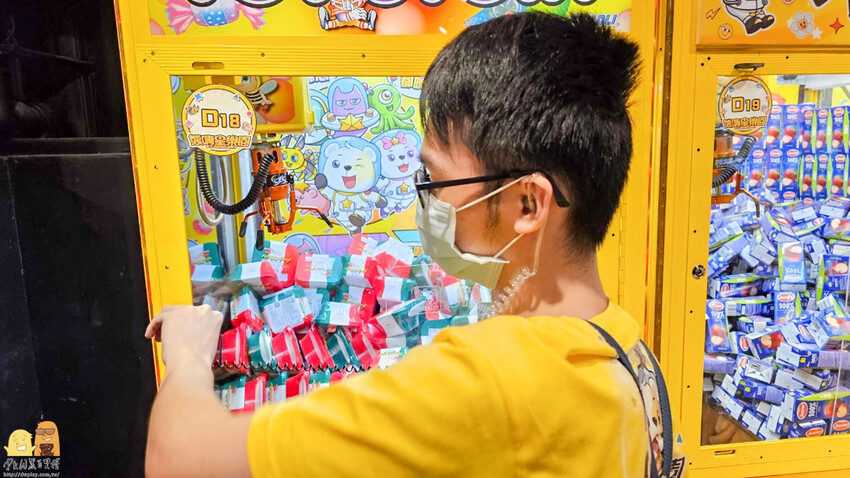 三重親子友善夾娃娃機-熊嗨星樂園 小朋友有保夾機制，店員親自幫擺槍位，還有龍蝦牛排可以夾