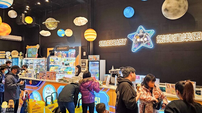 三重親子友善夾娃娃機-熊嗨星樂園 小朋友有保夾機制，店員親自幫擺槍位，還有龍蝦牛排可以夾