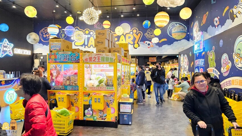 三重親子友善夾娃娃機-熊嗨星樂園 小朋友有保夾機制，店員親自幫擺槍位，還有龍蝦牛排可以夾