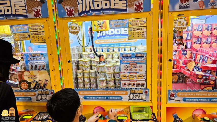 三重親子友善夾娃娃機-熊嗨星樂園 小朋友有保夾機制，店員親自幫擺槍位，還有龍蝦牛排可以夾
