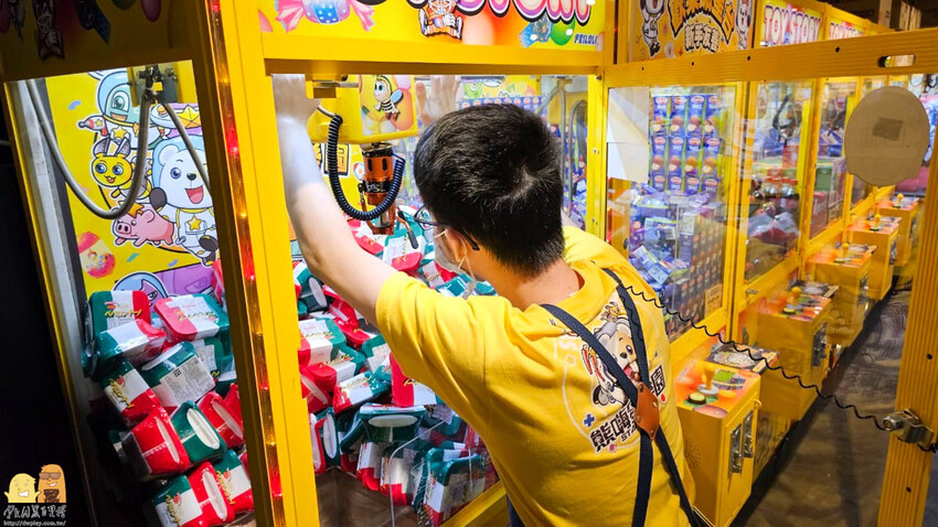 三重親子友善夾娃娃機-熊嗨星樂園 小朋友有保夾機制，店員親自幫擺槍位，還有龍蝦牛排可以夾