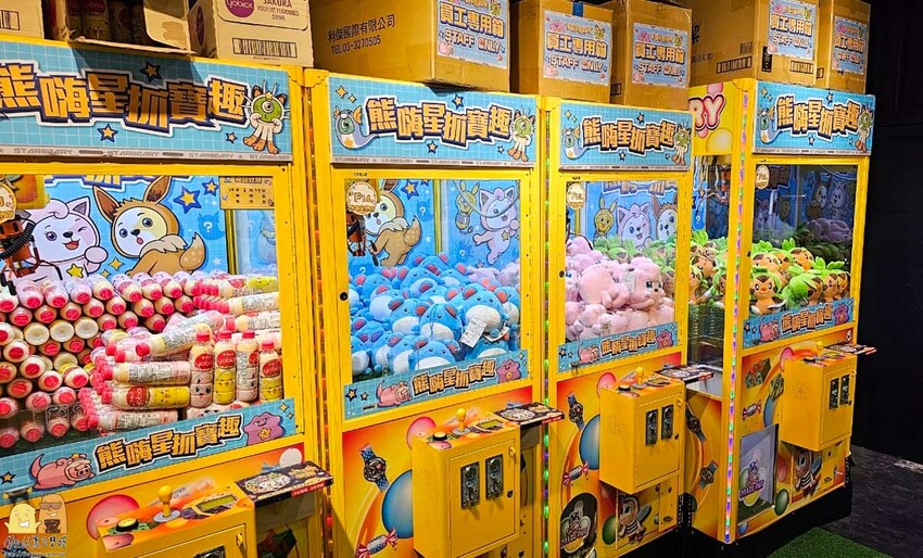 三重親子友善夾娃娃機-熊嗨星樂園 小朋友有保夾機制，店員親自幫擺槍位，還有龍蝦牛排可以夾