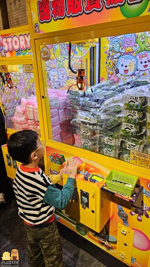 三重親子友善夾娃娃機-熊嗨星樂園 小朋友有保夾機制，店員親自幫擺槍位，還有龍蝦牛排可以夾