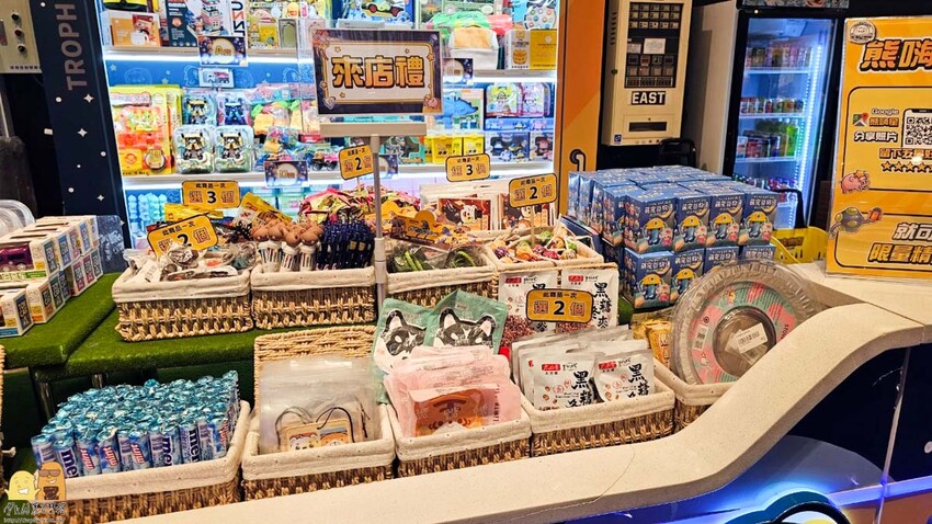 三重親子友善夾娃娃機-熊嗨星樂園 小朋友有保夾機制，店員親自幫擺槍位，還有龍蝦牛排可以夾