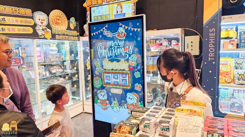 三重親子友善夾娃娃機-熊嗨星樂園 小朋友有保夾機制，店員親自幫擺槍位，還有龍蝦牛排可以夾