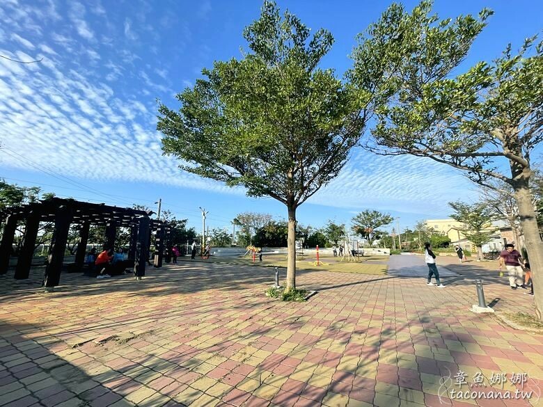 苗栗縣通霄鎮【苗栗景點】白沙屯車站 有媽祖保庇的車站,Q版媽祖敲可愛!有ubike租借站,暢玩各景點遊玩。一旁小公園還