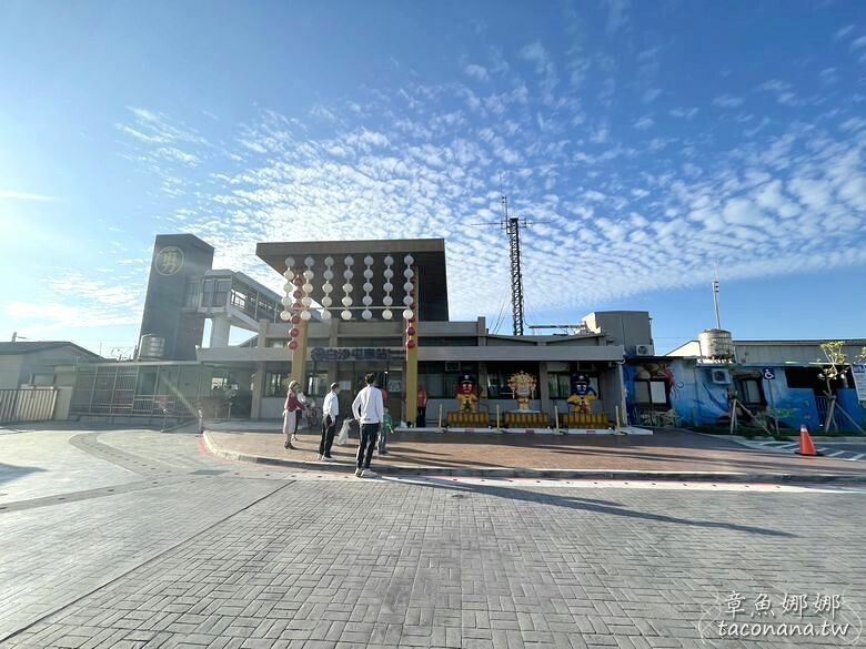 苗栗縣通霄鎮【苗栗景點】白沙屯車站 有媽祖保庇的車站,Q版媽祖敲可愛!有ubike租借站,暢玩各景點遊玩。一旁小公園還