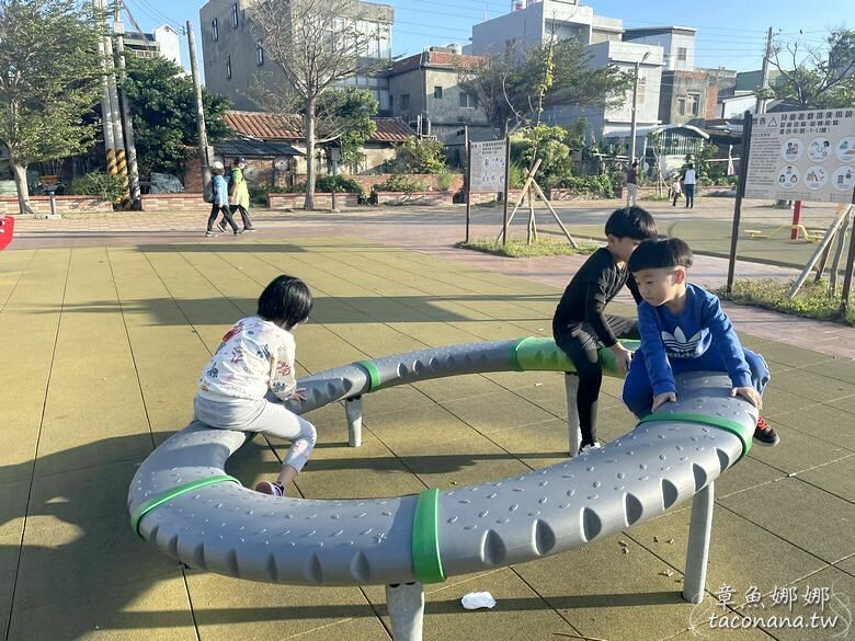 苗栗縣通霄鎮【苗栗景點】白沙屯車站 有媽祖保庇的車站,Q版媽祖敲可愛!有ubike租借站,暢玩各景點遊玩。一旁小公園還