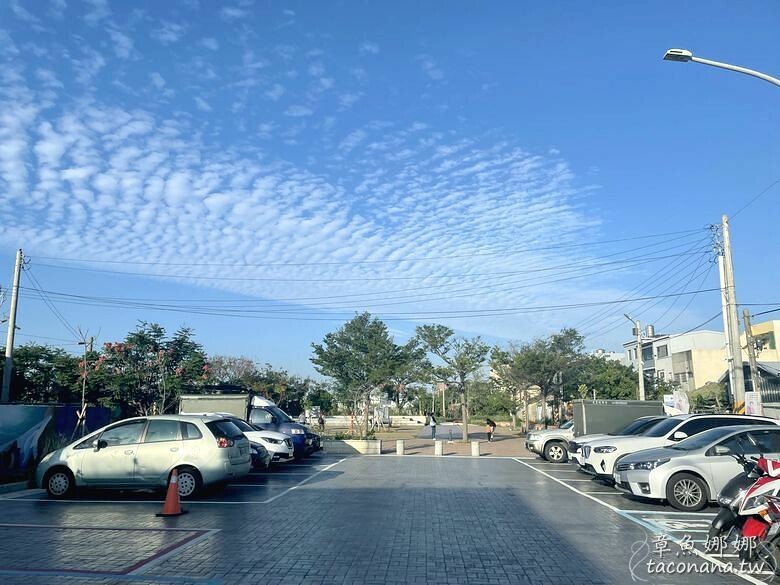 苗栗縣通霄鎮【苗栗景點】白沙屯車站 有媽祖保庇的車站,Q版媽祖敲可愛!有ubike租借站,暢玩各景點遊玩。一旁小公園還