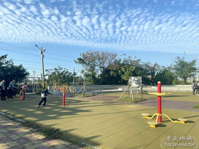 苗栗縣通霄鎮【苗栗景點】白沙屯車站 有媽祖保庇的車站,Q版媽祖敲可愛!有ubike租借站,暢玩各景點遊玩。一旁小公園還