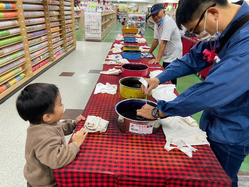 彰化縣鹿港鎮【彰化景點】緞帶王觀光工廠,免費紮綁你的夢!免門票還送DIY緞帶與染色,緞帶巨型機器人,彩虹步道玩古早童玩,織帶製造現場看,7萬種華麗緞帶博物館與創意恐龍卡通作品,美食街小吃多樣選,好吃好