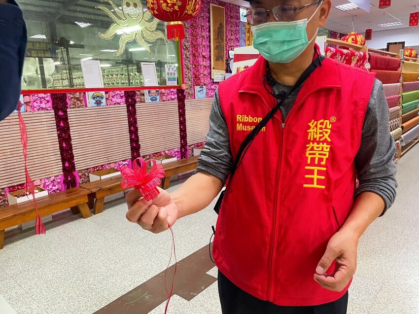 彰化縣鹿港鎮【彰化景點】緞帶王觀光工廠,免費紮綁你的夢!免門票還送DIY緞帶與染色,緞帶巨型機器人,彩虹步道玩古早童玩,織帶製造現場看,7萬種華麗緞帶博物館與創意恐龍卡通作品,美食街小吃多樣選,好吃好