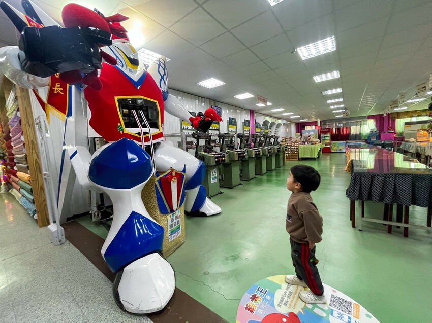 彰化縣鹿港鎮【彰化景點】緞帶王觀光工廠,免費紮綁你的夢!免門票還送DIY緞帶與染色,緞帶巨型機器人,彩虹步道玩古早童玩,織帶製造現場看,7萬種華麗緞帶博物館與創意恐龍卡通作品,美食街小吃多樣選,好吃好