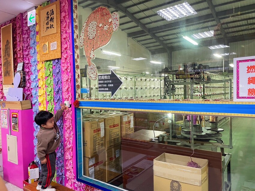 彰化縣鹿港鎮【彰化景點】緞帶王觀光工廠,免費紮綁你的夢!免門票還送DIY緞帶與染色,緞帶巨型機器人,彩虹步道玩古早童玩,織帶製造現場看,7萬種華麗緞帶博物館與創意恐龍卡通作品,美食街小吃多樣選,好吃好